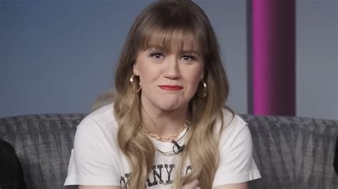 Kelly Clarkson Admits She Loves Being Naked ‘Until ...